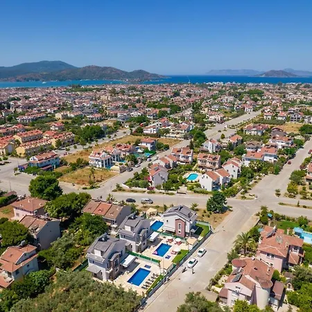 Charming With Private Pool And Location In 페티예