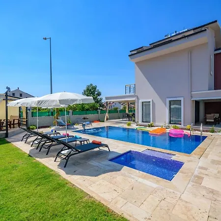 Charming With Private Pool And Location In 페티예