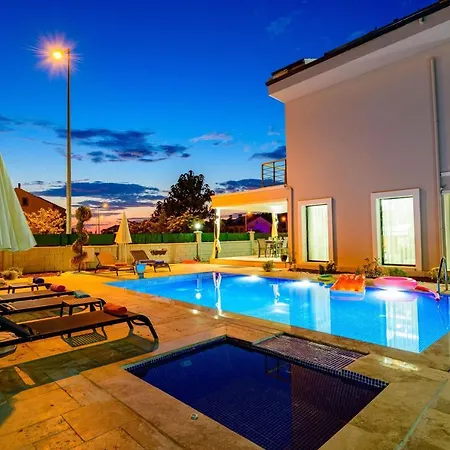 Charming With Private Pool And Location In 빌라