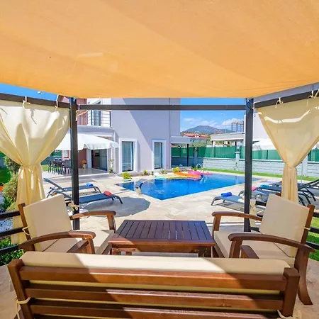Charming With Private Pool And Location In * 페티예