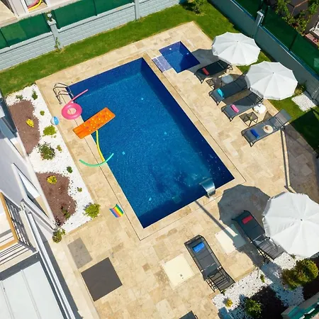 Charming With Private Pool And Location In 페티예